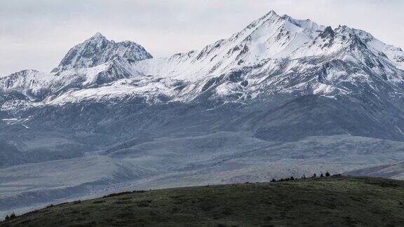 用无人机长焦镜头拍摄雪山