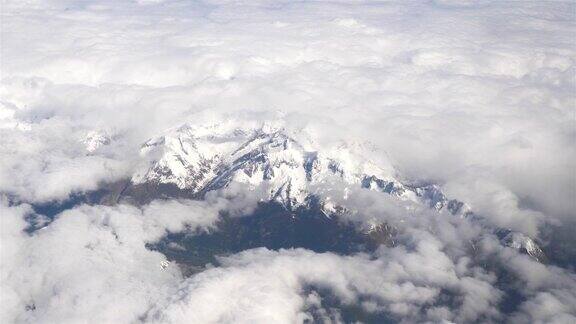 高空拍摄的阿尔卑斯山脉4k
