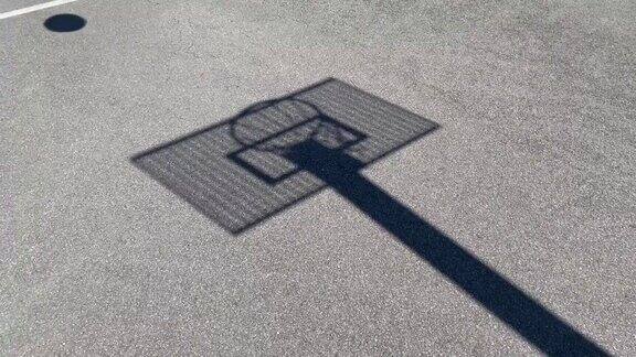 阴影剪影篮球与金属板在一个学校场地