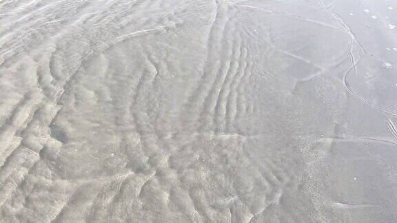 美丽的4K视图海浪在约克缅因州长沙海滩的海岸上翻滚