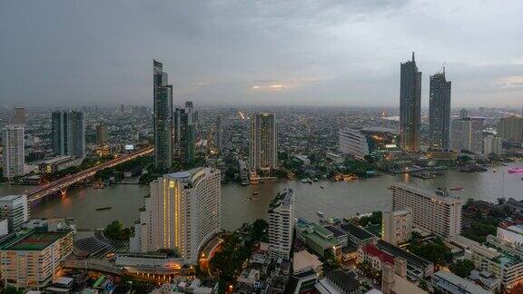 日以继夜的日落曼谷的全景和摩天大楼在曼谷市中心的湄南河泰国