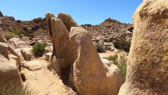 莫哈韦沙漠中的巨石和岩层