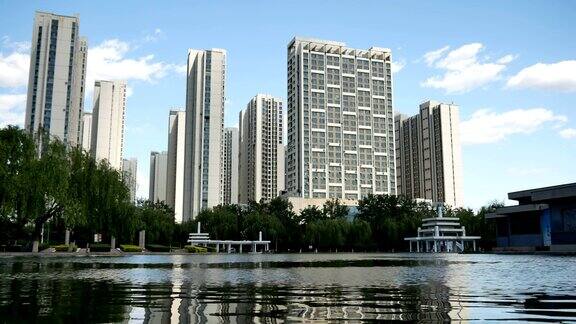 城市风景与湖泊水