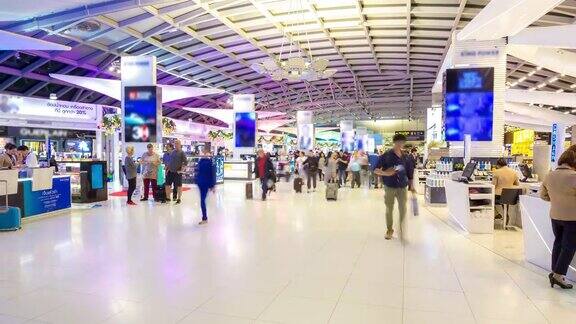 时光流逝:旅客在机场离境登机大厅拥挤