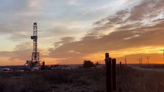 一个石油或天然气钻井平台与美丽的云彩充满天空在日出