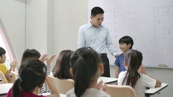 一个男生站在全班同学面前给他的小班同学做演讲幼儿园学前概念