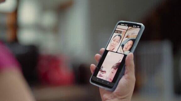 老年妇女使用智能手机与家人视频通话