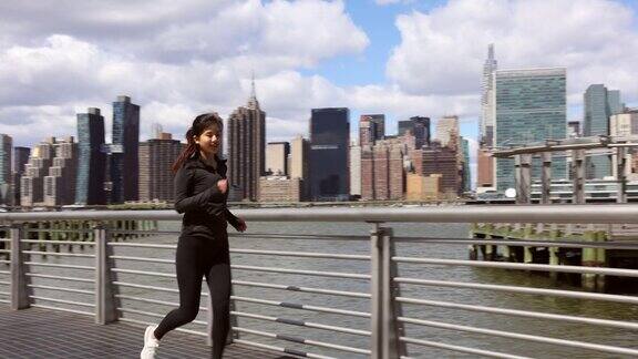 亚洲女性慢跑和户外运动