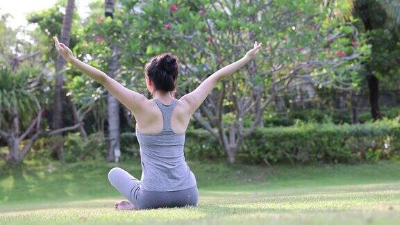早上在公园里做瑜伽的亚洲女人