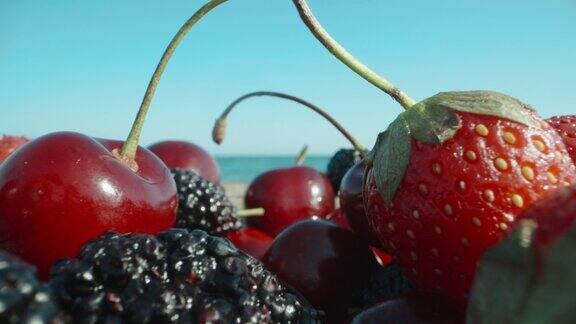 樱桃、桑葚和草莓在大海、海滩的映衬下Dolly滑块极端特写Laowa调查缓慢的莫