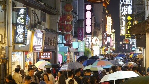 夜间照明长沙市老城区拥挤的步行街全景4k中国