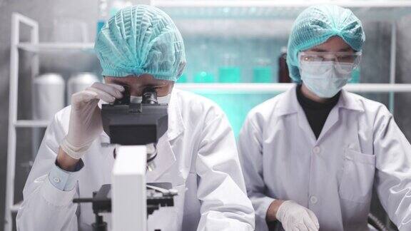 科学家在科学实验室使用显微镜进行研究研究在化学和生物实验中使用科学的医学设备技术