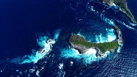 航拍的海湾碧蓝的海水和岩石岛屿很少有灌木丛