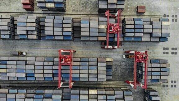 港口码头集装箱排的鸟瞰图