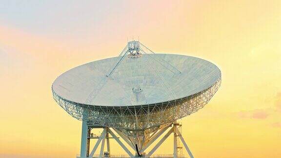 天文射电望远镜和日落时天空云彩的航拍镜头