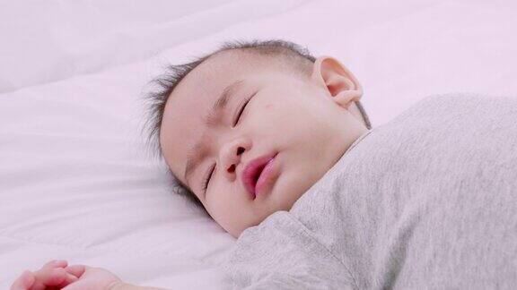 一个熟睡的新生儿的特写肖像慢动作