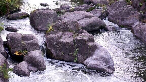 河水流经巨大的花岗岩风景如画的罗斯河乌克兰