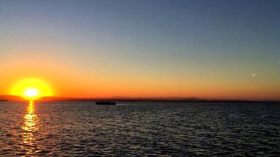 在西班牙巴伦西亚的“阿尔布费拉”泻湖的日落时分航行