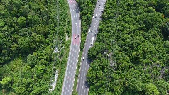 鸟瞰图美丽的高速公路通过森林和山谷泰国