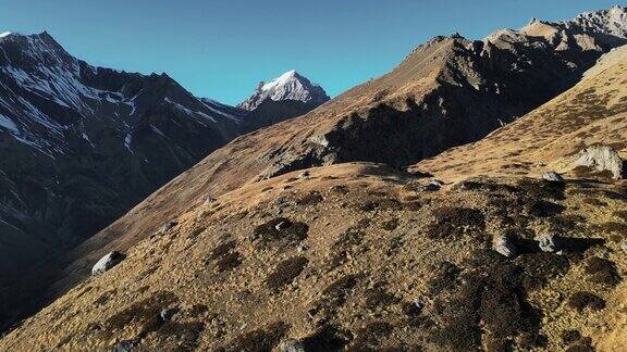 飞越西藏高山景观远眺雪景蓝天翱翔