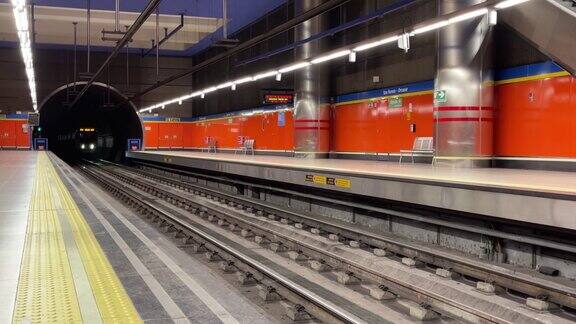 马德里地铁车厢到站