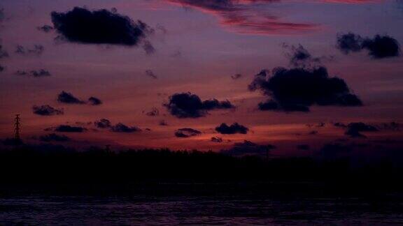 美丽的阳光日出或日落在泰国普吉岛的海上