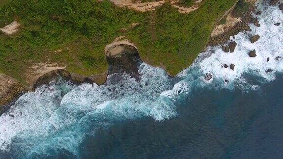 从空中俯瞰巴厘岛的岩石和蓝色海浪