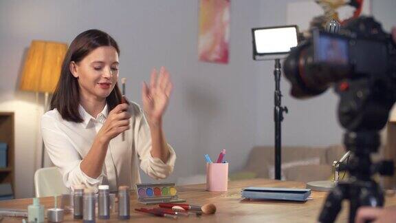 一个女人在博客上录制化妆教程