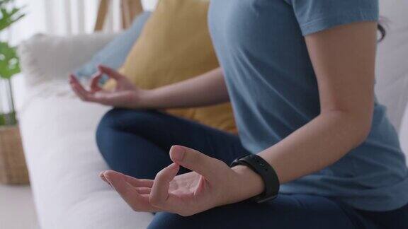 亚洲人早起健康生活平衡的好处瑜伽姿势在沙发上