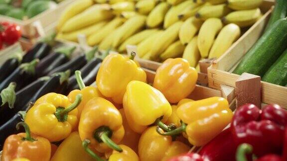 慢多莉潘镜头与选择的水果和蔬菜被卖在一个农贸市场的食品摊上当地的小生意摊位与有机西红柿香蕉芒果茄子辣椒