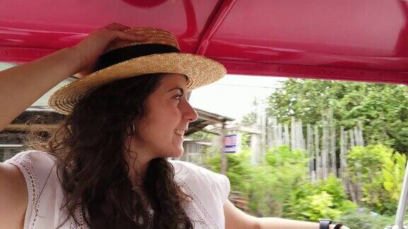 在泰国大城府的一辆嘟嘟车上的年轻女子
