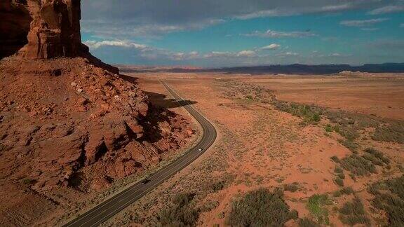 无人机在沙漠道路与交通摩押-犹他州-美国