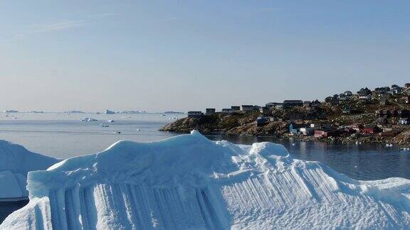 格陵兰岛库洛苏瓦克岛的白色冰山的全景无人机视图