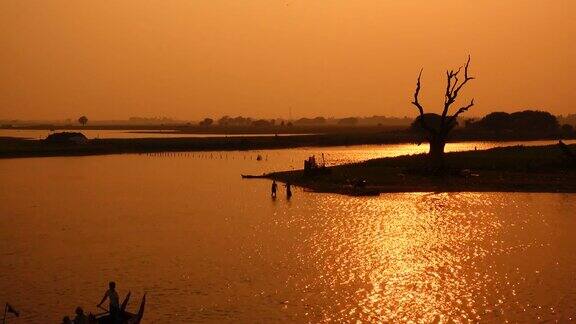 日落在曼德勒湖缅甸