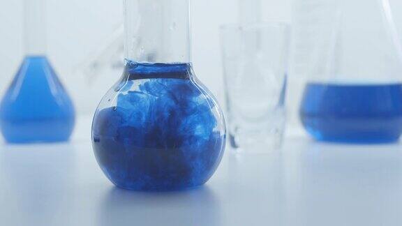 在一个大的实验室玻璃试管中将蓝墨水与水混合