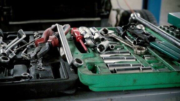 一套修理工具在汽车服务拆解汽车