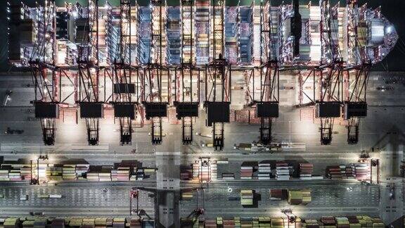 夜间集装箱船工业港口的超延时鸟瞰图