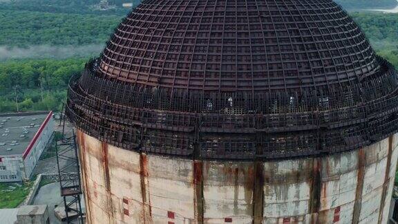 未完工的核电站圆形金属建筑圆屋顶工业建筑鸟瞰图