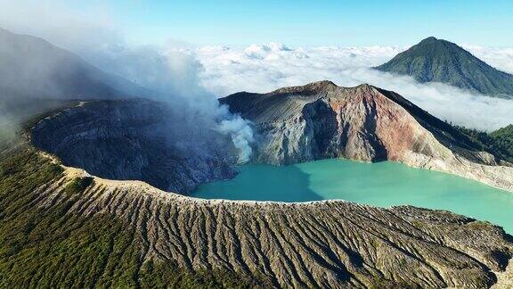 鸟瞰图的岩石悬崖在卡瓦伊真火山与绿松石硫磺湖水在日出印度尼西亚东爪哇令人惊叹的大雾自然景观自然景观背景