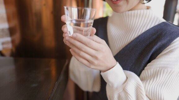 年轻女子喝日本“Saki”米酒在“Tachinomi”站酒吧-2的第一部分