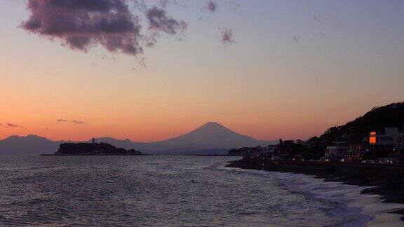 黄昏时分的富士山和叶岛