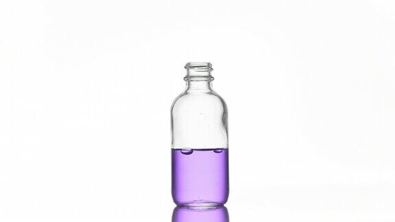 烟酰胺与紫色液体一起落入药瓶中
