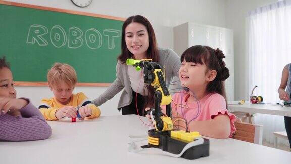 小学生在科学课堂上一起学习机器人课学习未来新技术