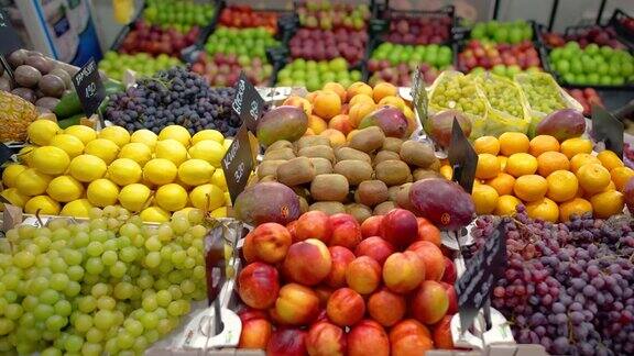农贸市场的新鲜有机水果