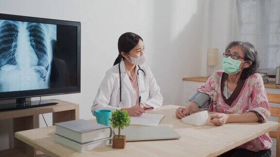 亚洲女医生通过家庭保健工作访问年长女性病人