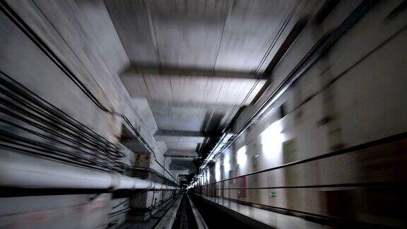 火车从隧道开出