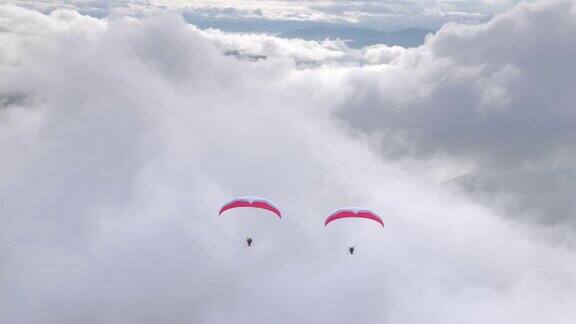 直升机在云层上飞行