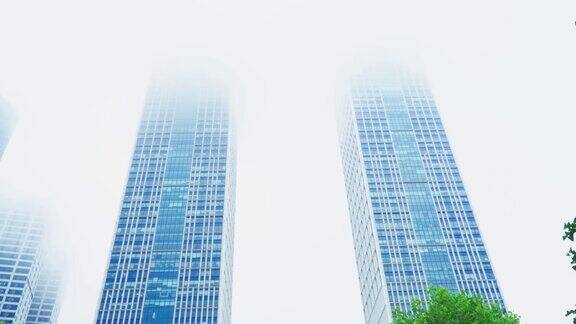 室外蓝色摩天大楼的玻璃立面