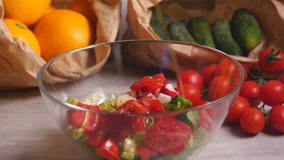 准备西红柿黄瓜生菜和萝卜的蔬菜沙拉