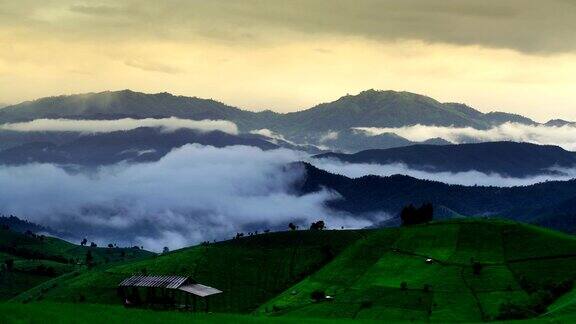 山在一个雾蒙蒙的早晨延时与戏剧性的天空在自然界